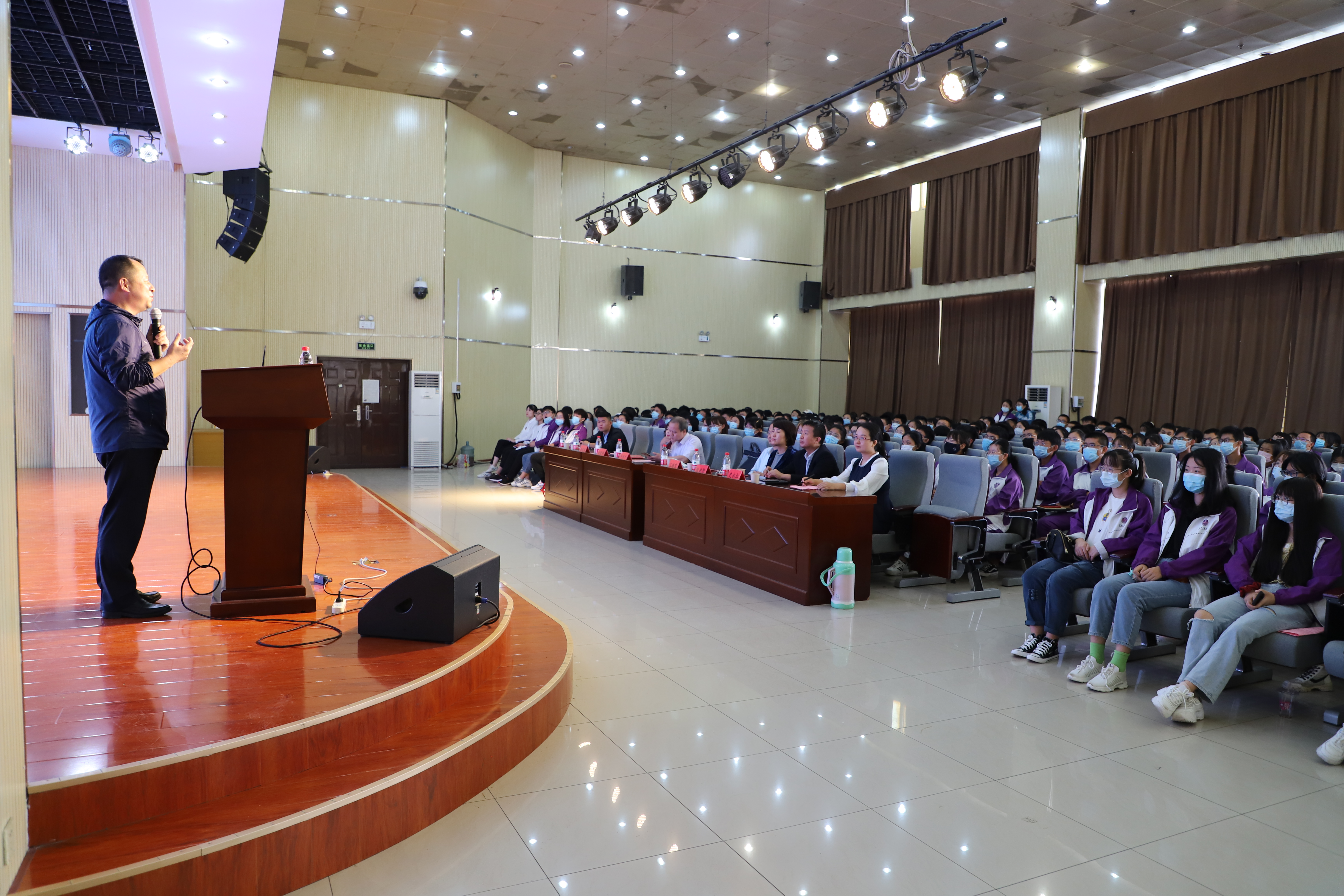 1601260531446073376.jpg 2020.9.27 第十期名家进课堂(新闻).jpg